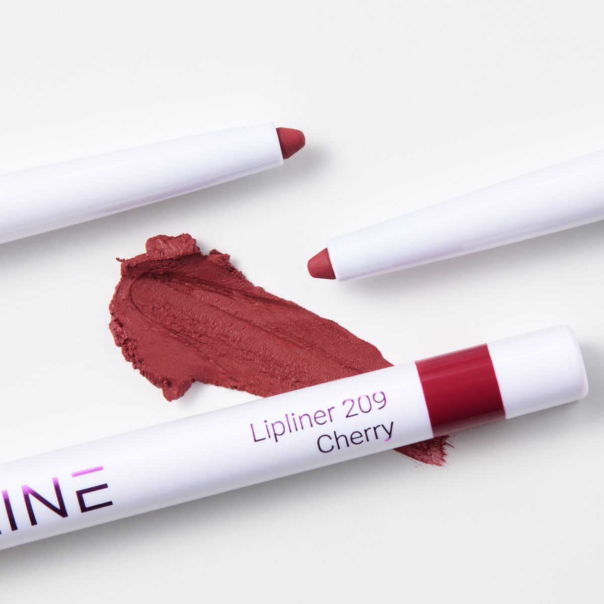 Drei Cosline Lipliner 209 Cherry, eine cremige Texturprobe.