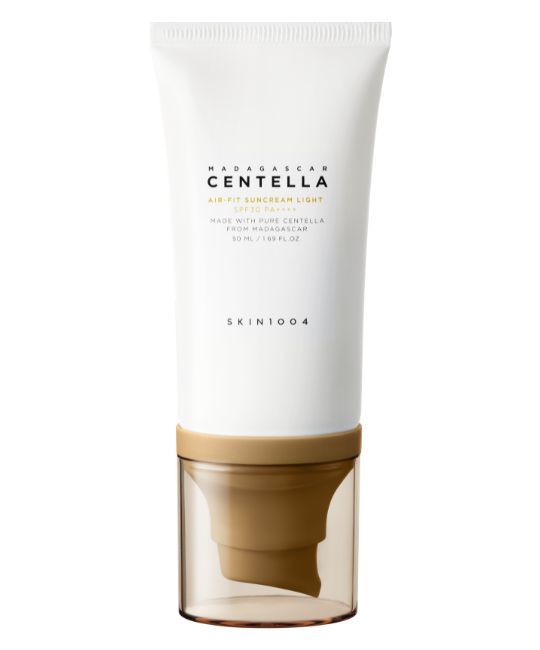 Tubo bianco con dispenser marrone. Scritta: MADAGASCAR CENTELLA AIR-FIT SUNCREAM LIGHT SPF30 PA+++. Marchio: SKIN1004.