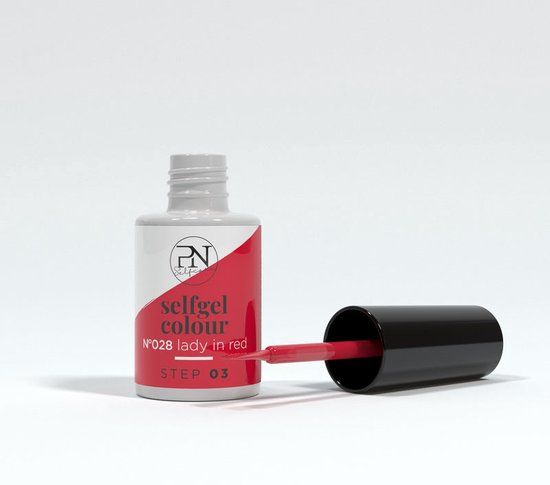 Nagellackflasche mit geöffnetem Deckel und Pinsel. Flasche rot-weiß, schwarzer Deckel. Aufschrift: selfgel colour, N°028 lady in red, STEP 03.