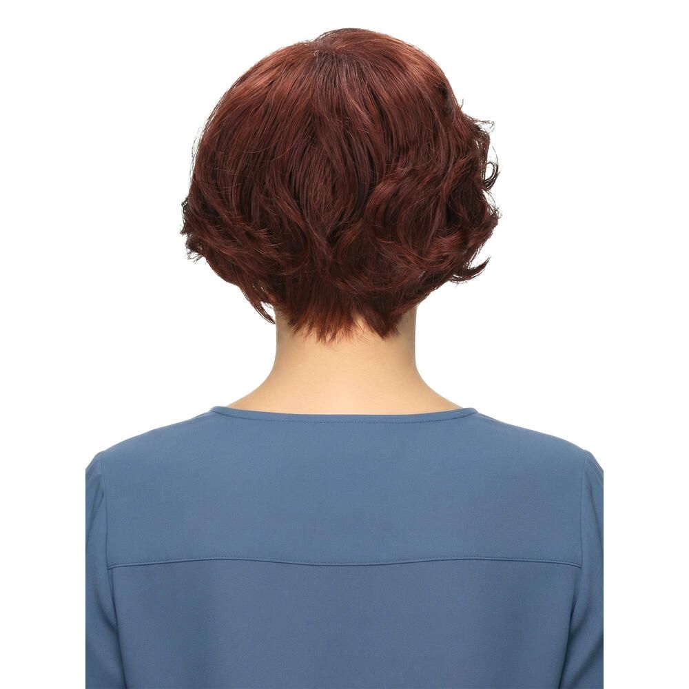 Rückansicht einer Frau mit roter Perücke. Kurzer, gewellter Haarschnitt. Blauer Pullover.