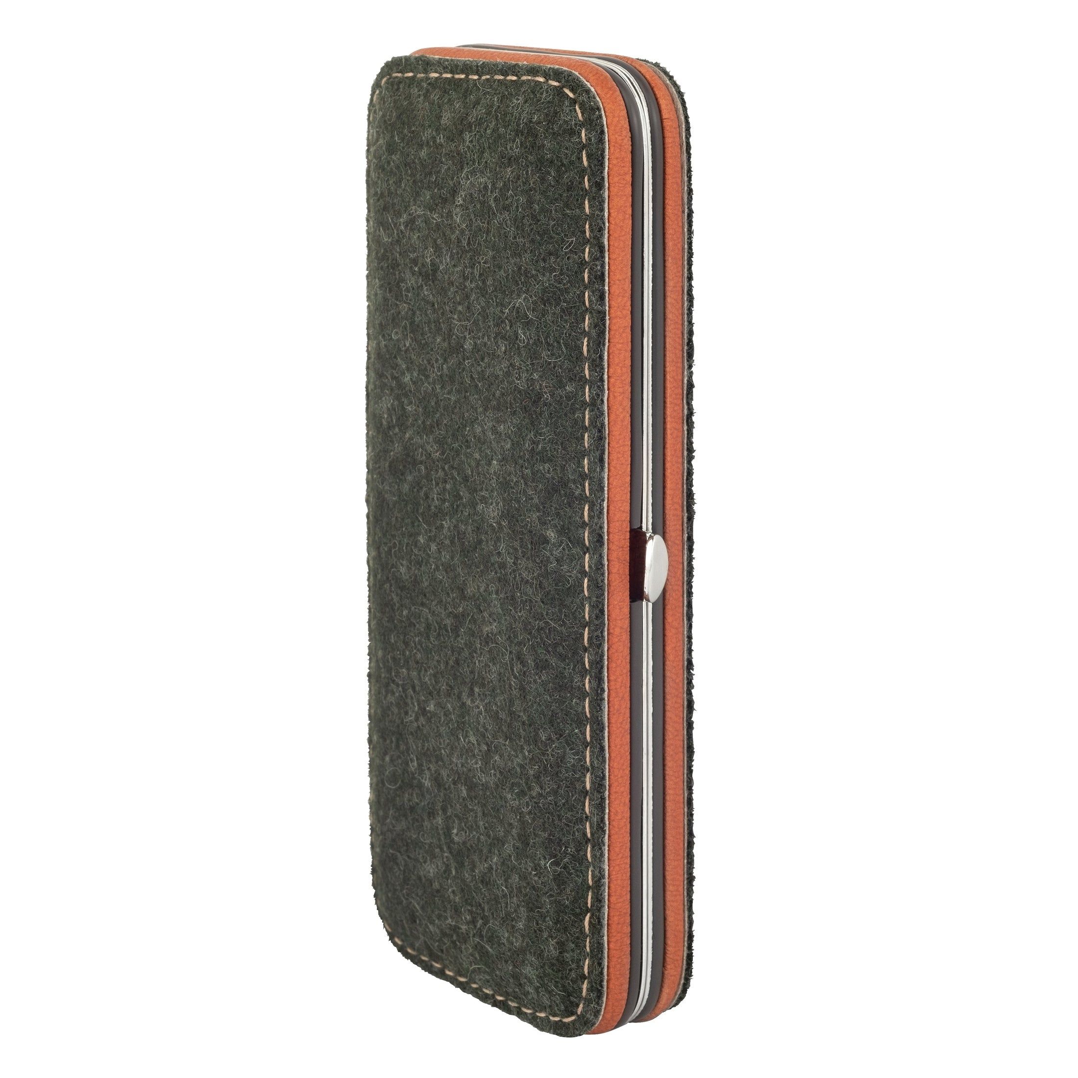 Etui aus Filz, grau. Reißverschluss mit orangefarbenen und weißen Streifen. Silberner Verschluss. Gehäuse aus Wildleder.