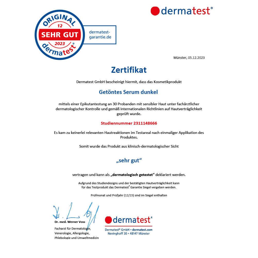 Zertifikat von Dermatest. Siegel "SEHR GUT". Text über die dermatologische Prüfung des getönten Serums dunkel.