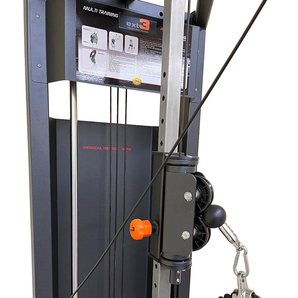 Detailansicht des Seilzuggeräts.  Rollen, Seile und ein orangefarbener Knopf.  Anleitungstafel.