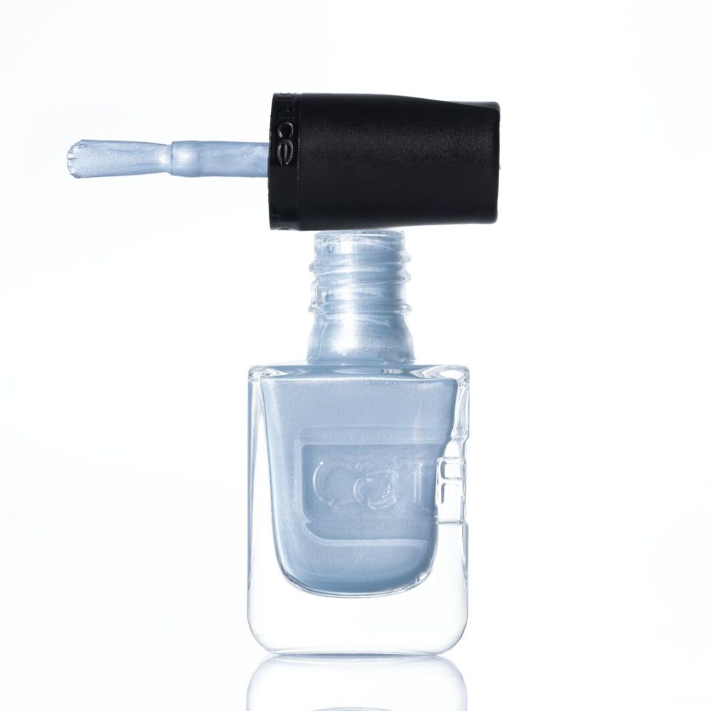 Hellblaue Nagellackflasche mit schwarzem Deckel und Applikator.