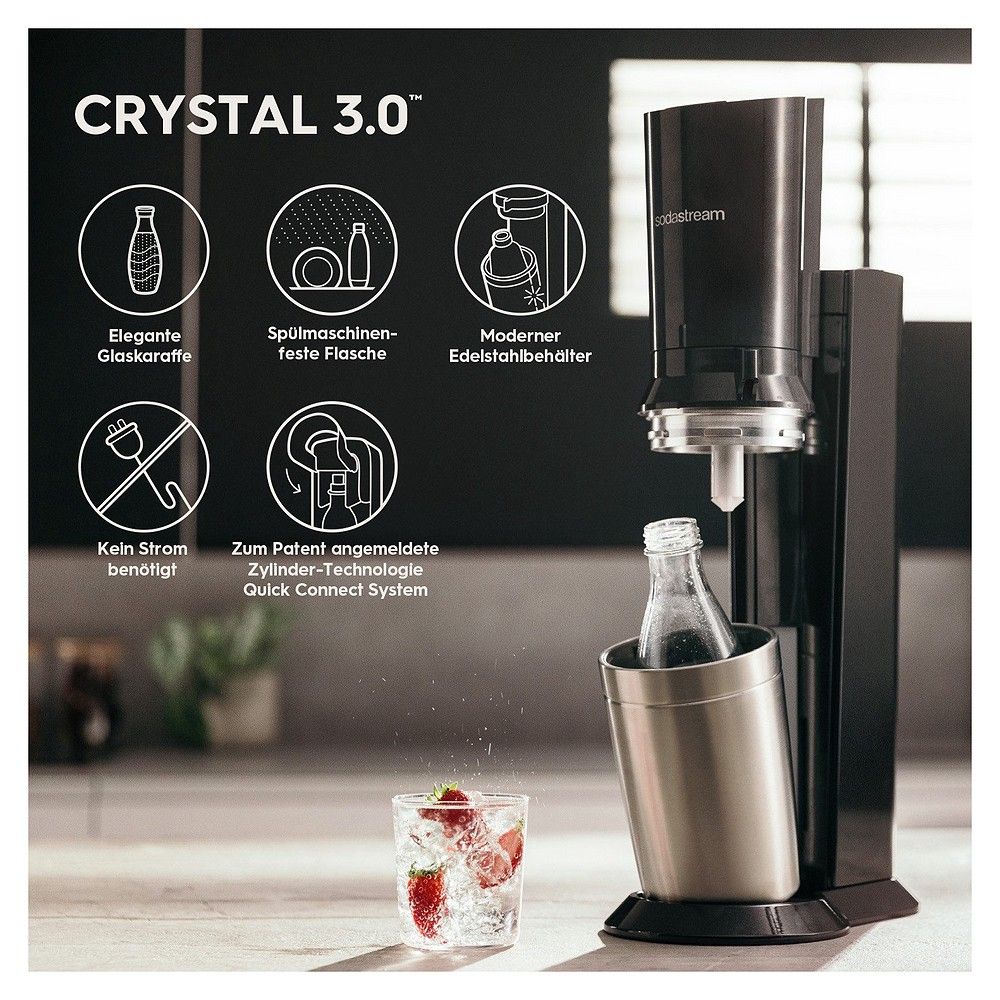 SodaStream Crystal 3.0 Wassersprudler mit Glasflasche, einem Glas Sprudelwasser mit Erdbeere und Icons.