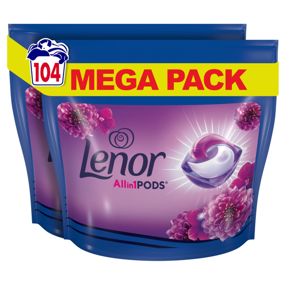 Zwei Beutel Lenor Allin1 PODS. Aufschrift "MEGA PACK" und "104". Lila Blüten und Waschmittel-Pods.