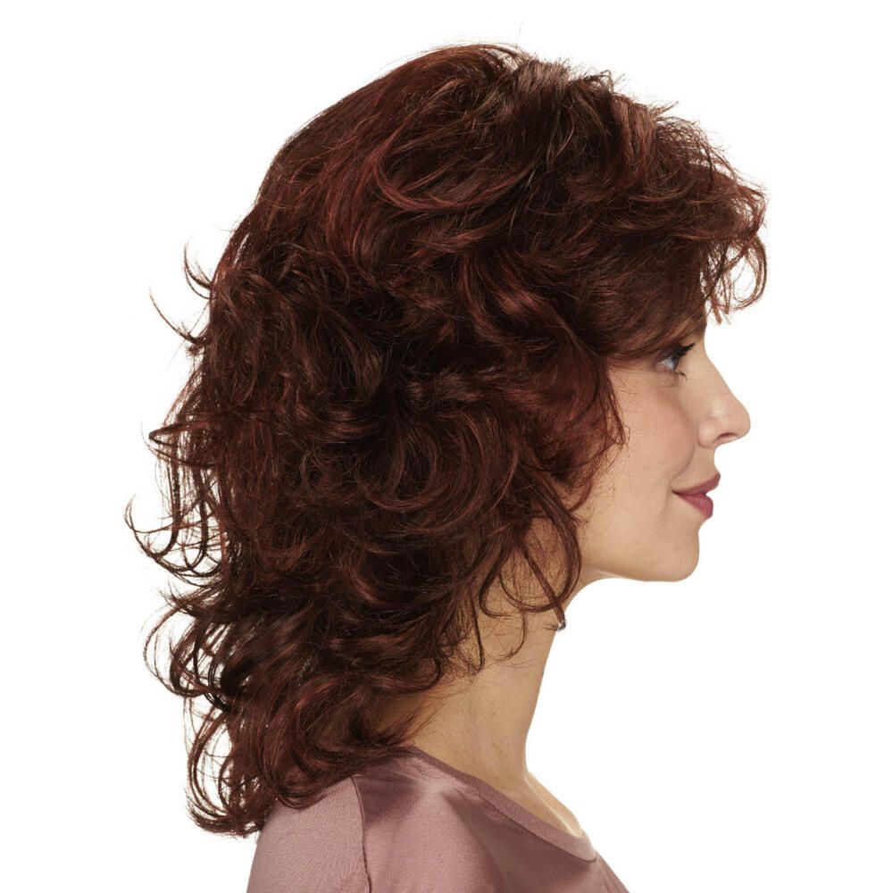 Rote, gewellte Perücke. Seitenansicht einer Frau mit Perücke. Mittellange, lockige Haare.