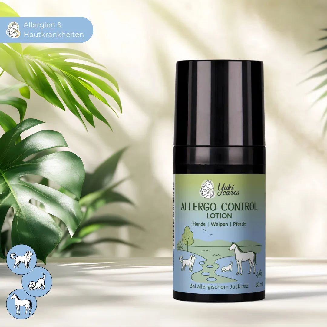 Lotion-Flasche mit schwarzem Deckel. Aufschrift: Allergo Control Lotion für Hunde und Pferde. Illustrationen von Hunden und Pferden.