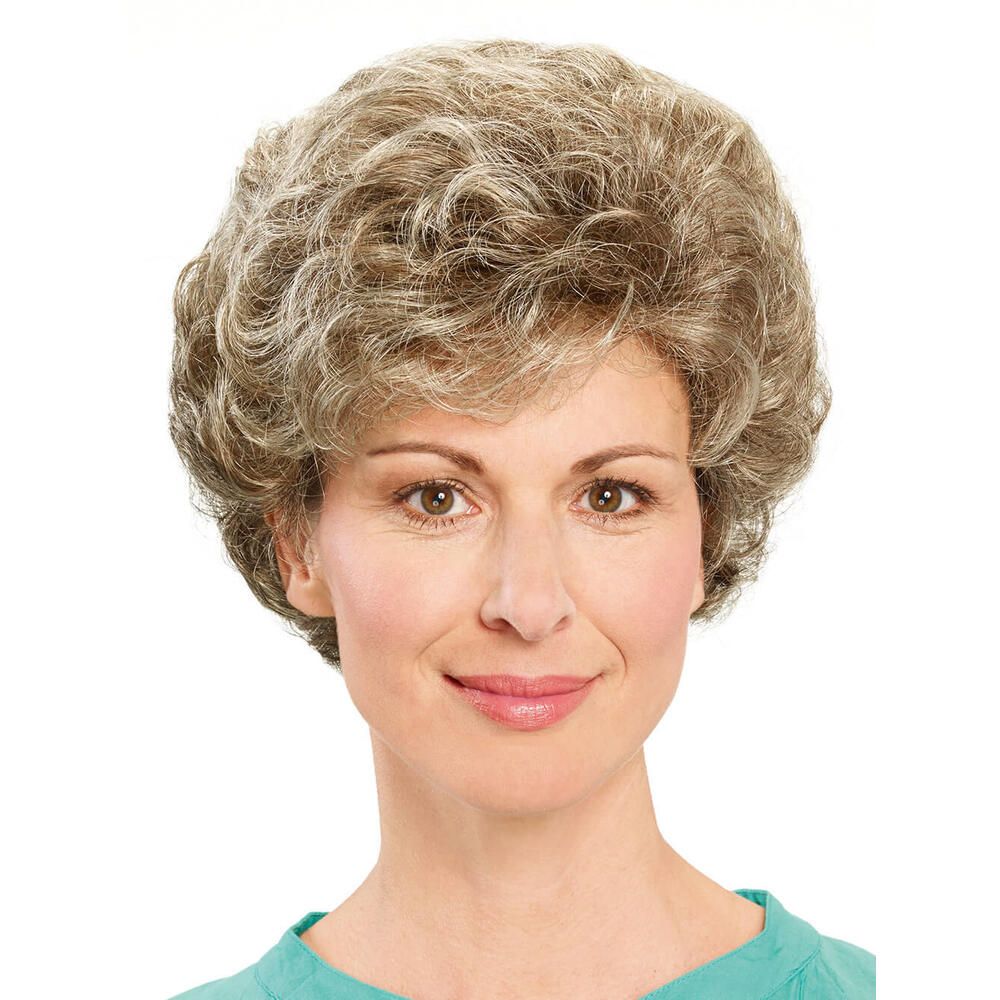 Perücke Uschi von Lofty, kastanienbraun/hellrotbraun gemischt, lockig, auf einer Frau. Frontalansicht.