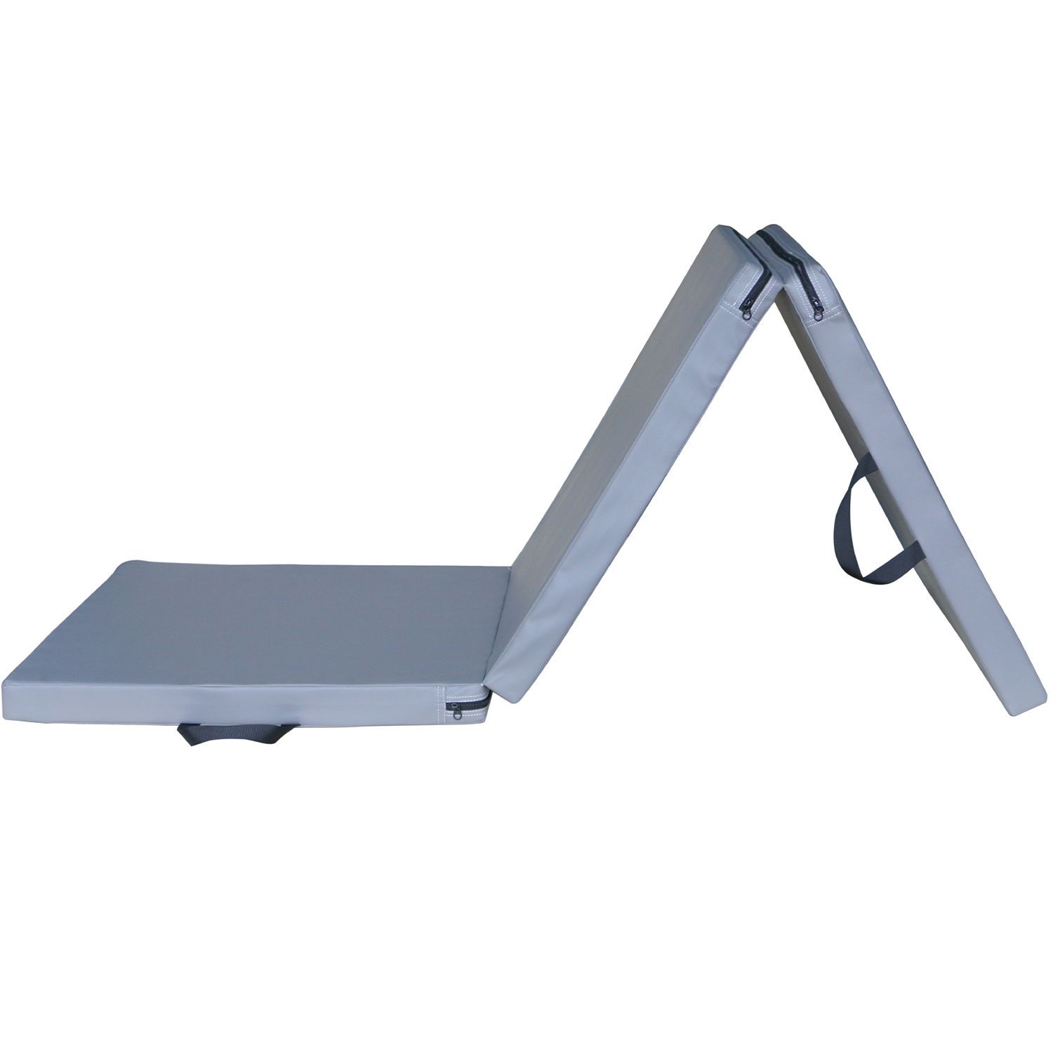 Graue, dreifach faltbare Turnmatte mit Tragegriffen. Die Matte ist teilweise aufgeklappt.