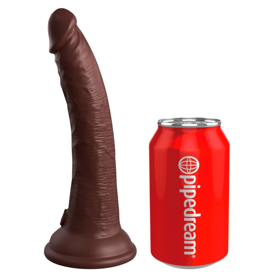 Dunkelbrauner Dildo neben einer roten Getränkedose. Logo auf der Dose.