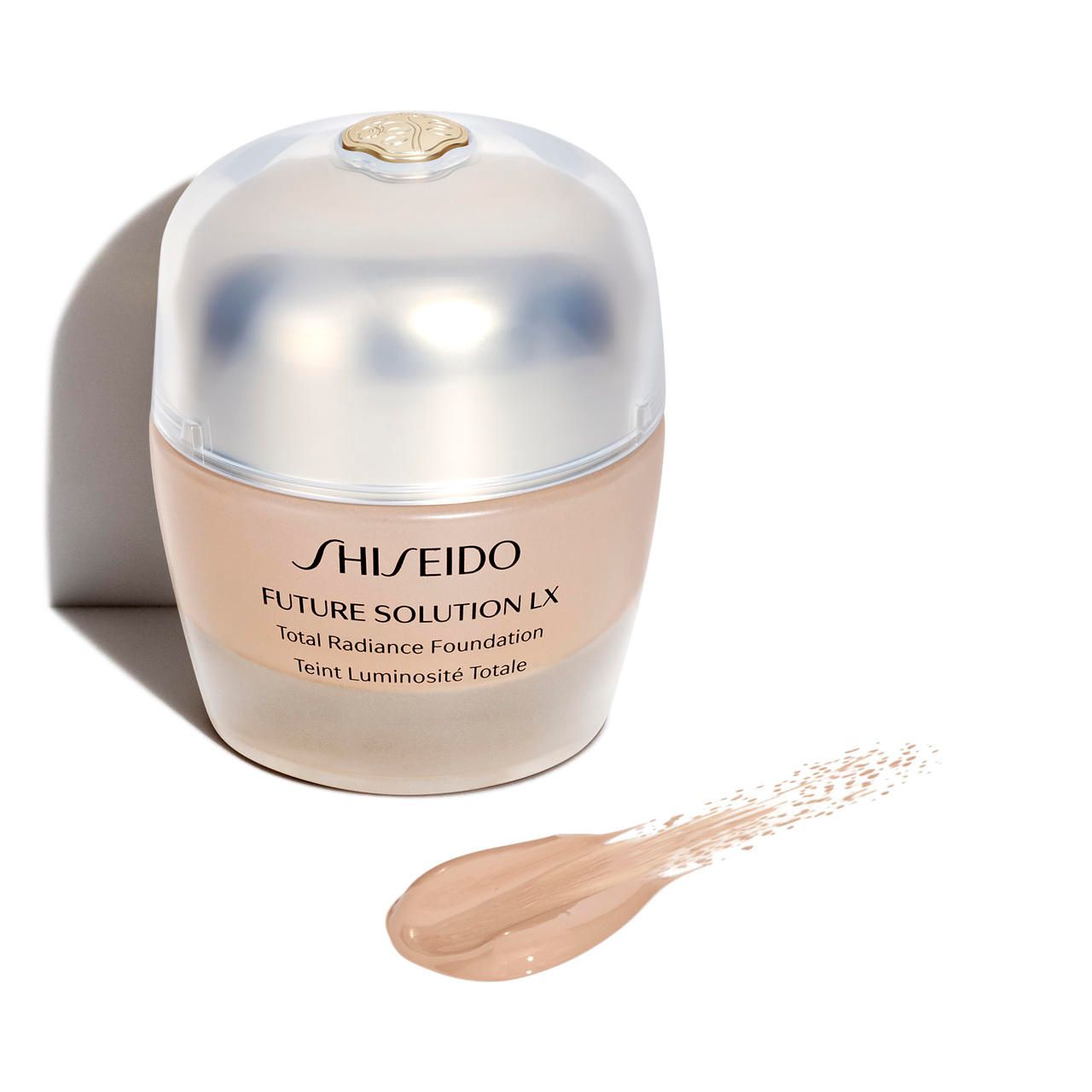Shiseido Future Solution LX Foundation. Flakon mit Produktnamen und silbernem Deckel. Daneben ein Farbabstrich.