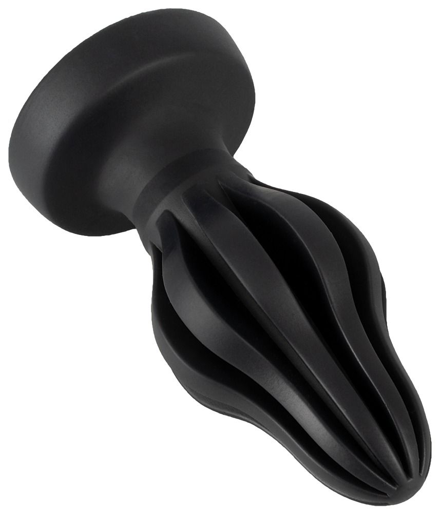 Schwarzer Buttplug, schräg von der Seite. Geriffelte Oberfläche, breite Basis. Sichtbare Rillen am Kopf.