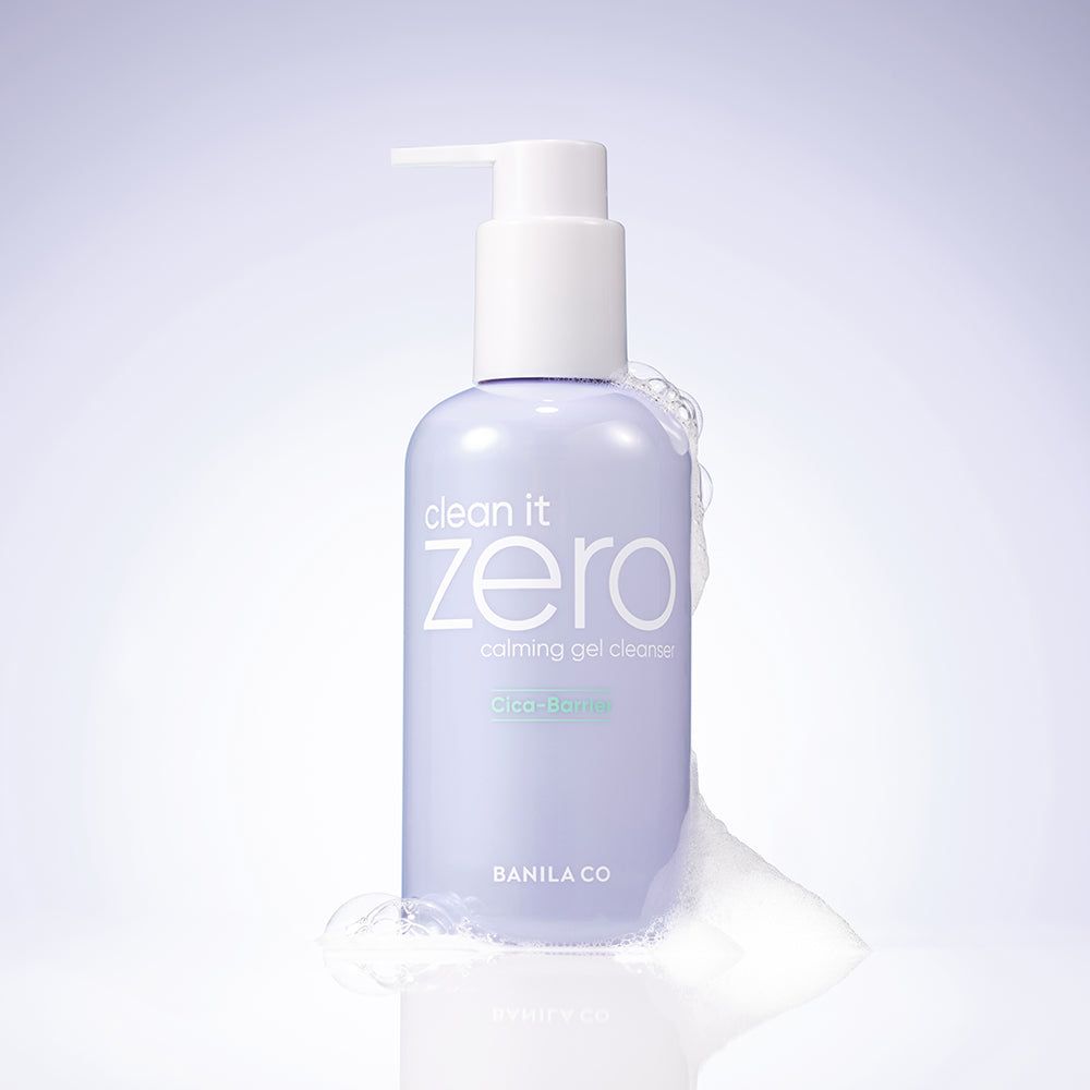 Hellviolette Flasche mit Pumpverschluss. Aufschrift: Clean it Zero, Calming Gel Cleanser. Mit Schaum.