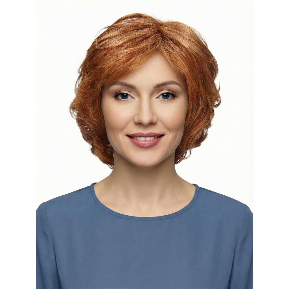 Perücke mit gewelltem, rotbraunem Haar. Die Frau trägt ein blaues Oberteil. Frontansicht.