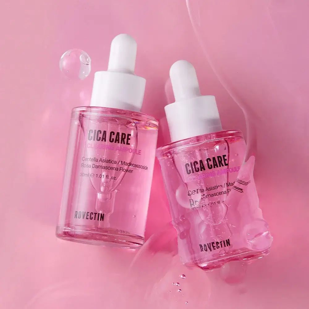 Zwei Flaschen Serum mit Pipetten. Aufschrift: Cica Care Clearing Ampoule. Marke: ROVECTIN. Rosa Hintergrund.