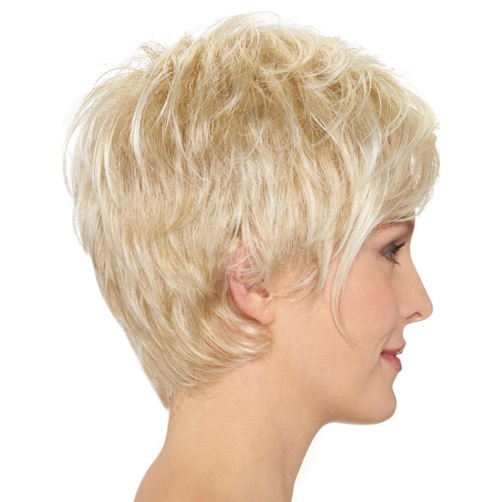 Blonde Kurzhaarperücke, Seitenansicht. Frau mit Perücke, Profil, lächelnd, vor weißem Hintergrund.