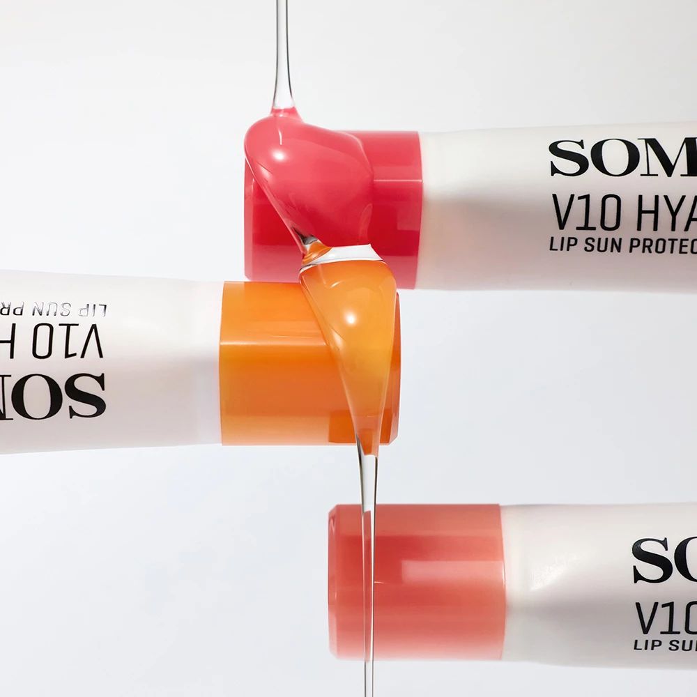 Drei Lippenbalsam-Tuben, aus denen Flüssigkeit fließt. Aufgedruckt: SOME BY MI V10 HYAL LIP SUN PROTECTOR.