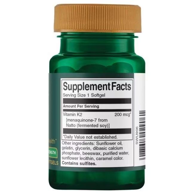 Rückseite einer grünen Flasche mit braunem Deckel. Aufschrift: Supplement Facts. Enthält Vitamin K2, 200 mcg. Zutatenliste.
