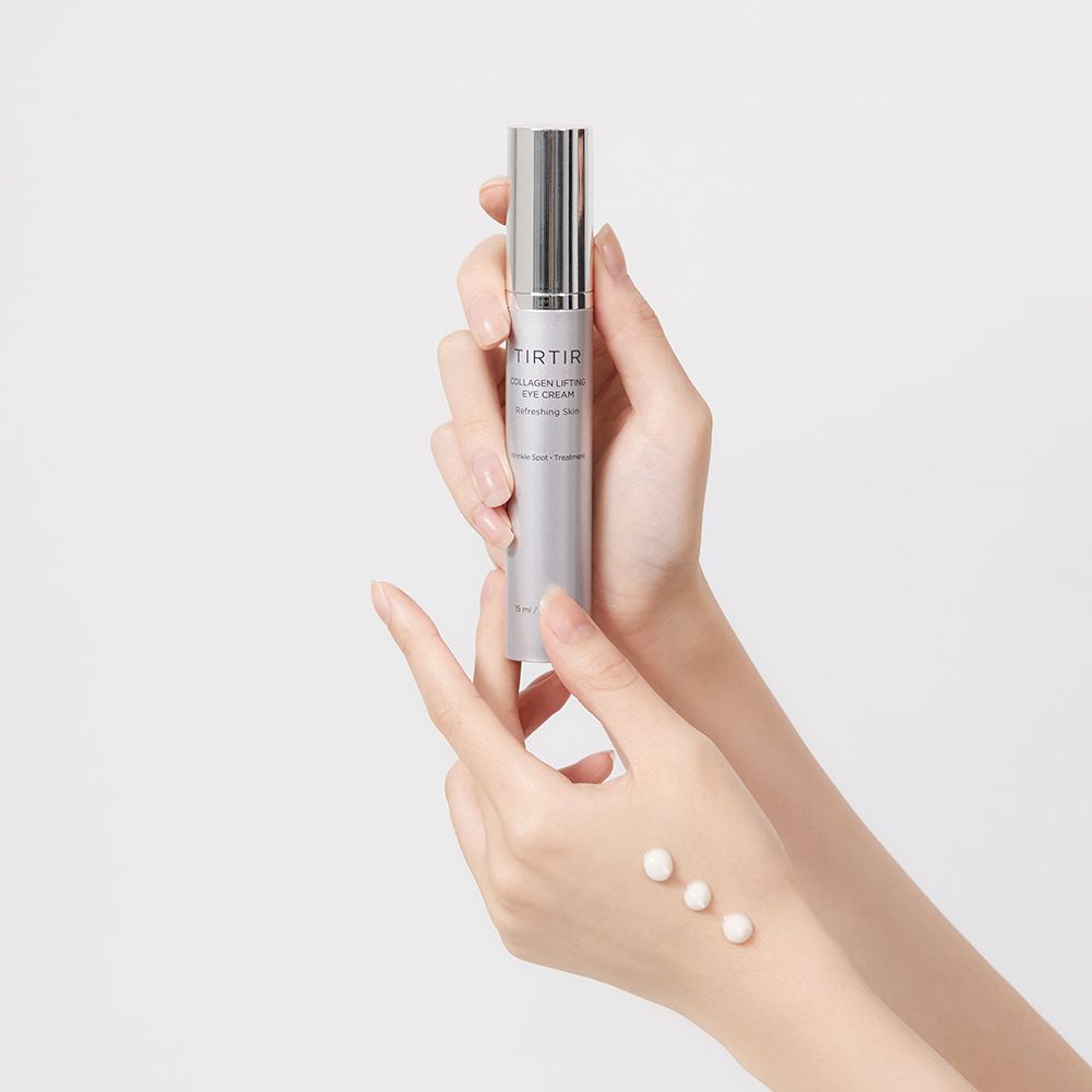 Hände halten silberne Tube. Drei Cremetropfen auf der Hand. Text: TIR TIR Collagen Lifting Eye Cream.