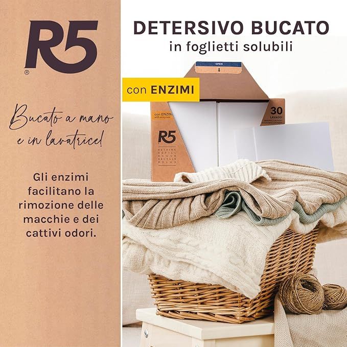 Korb mit Wäsche und Waschmittel in Blattform. Karton mit Produktinformationen. Text: "Detersivo Bucato in foglietti solubili".