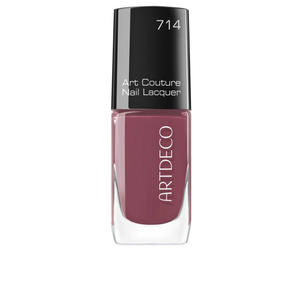 Nagellackflasche, weinrot. Schwarzer Deckel mit Aufschrift "714". Aufschrift "Art Couture Nail Lacquer" und "ARTDECO".