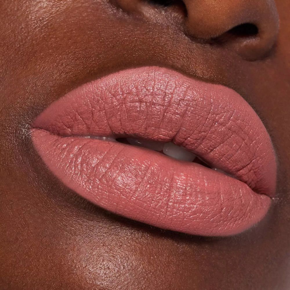 Nahaufnahme von Lippen, die mit Catrice Creamy Nudes Lippenkonturenstift geschminkt sind. Die Lippen sind in einem Nude-Ton gehalten.
