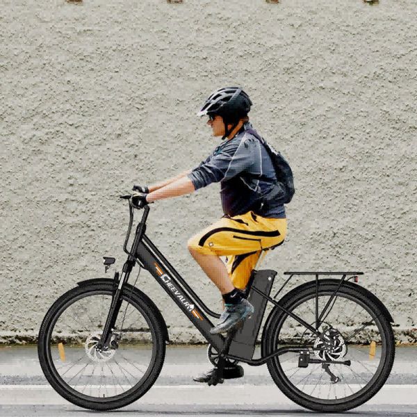Person fährt auf einem schwarzen Elektrofahrrad. Marke Cheevalry.