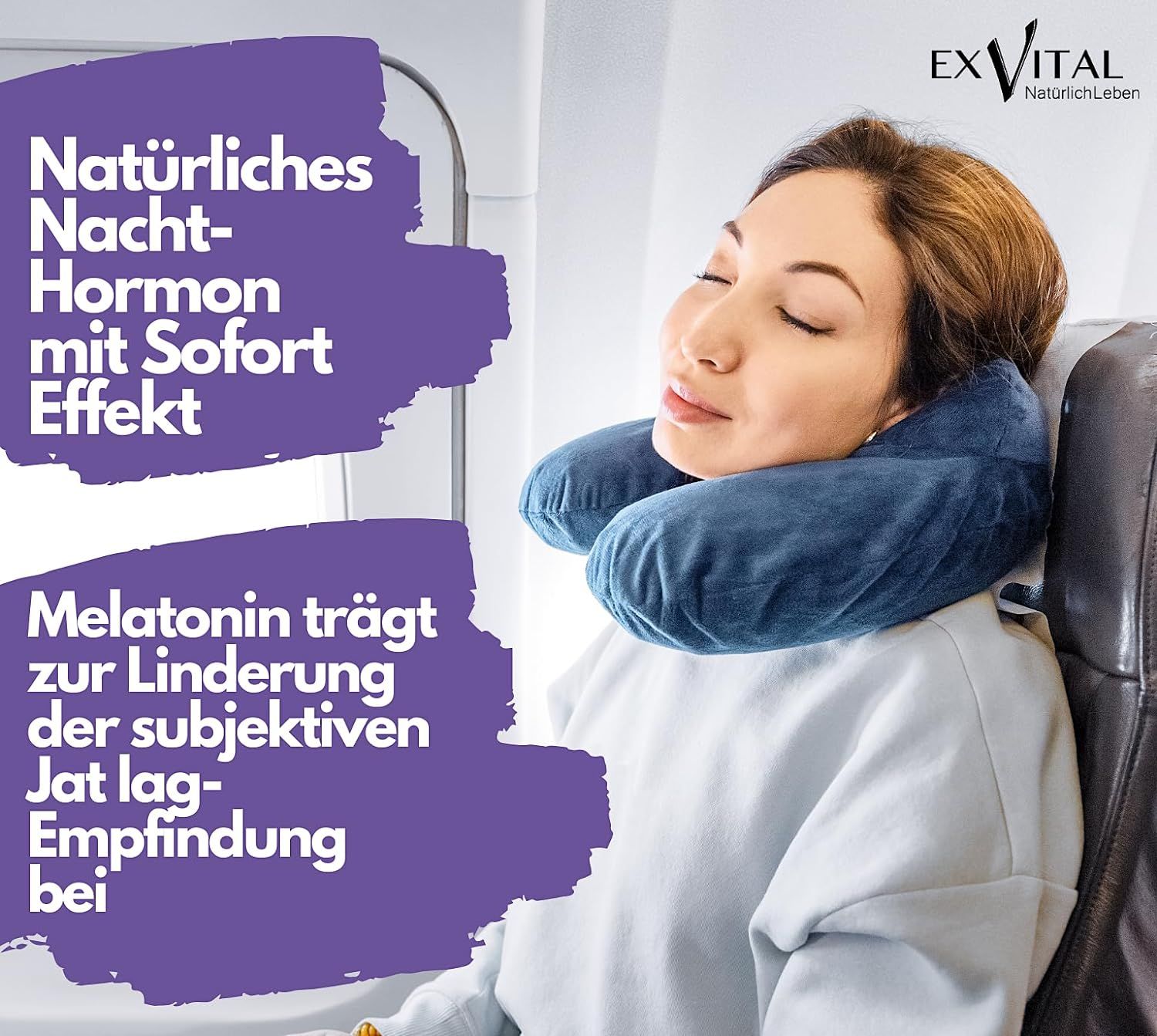 Frau mit Nackenkissen im Flugzeug, Melatonin Spray für Linderung von Jetlag.