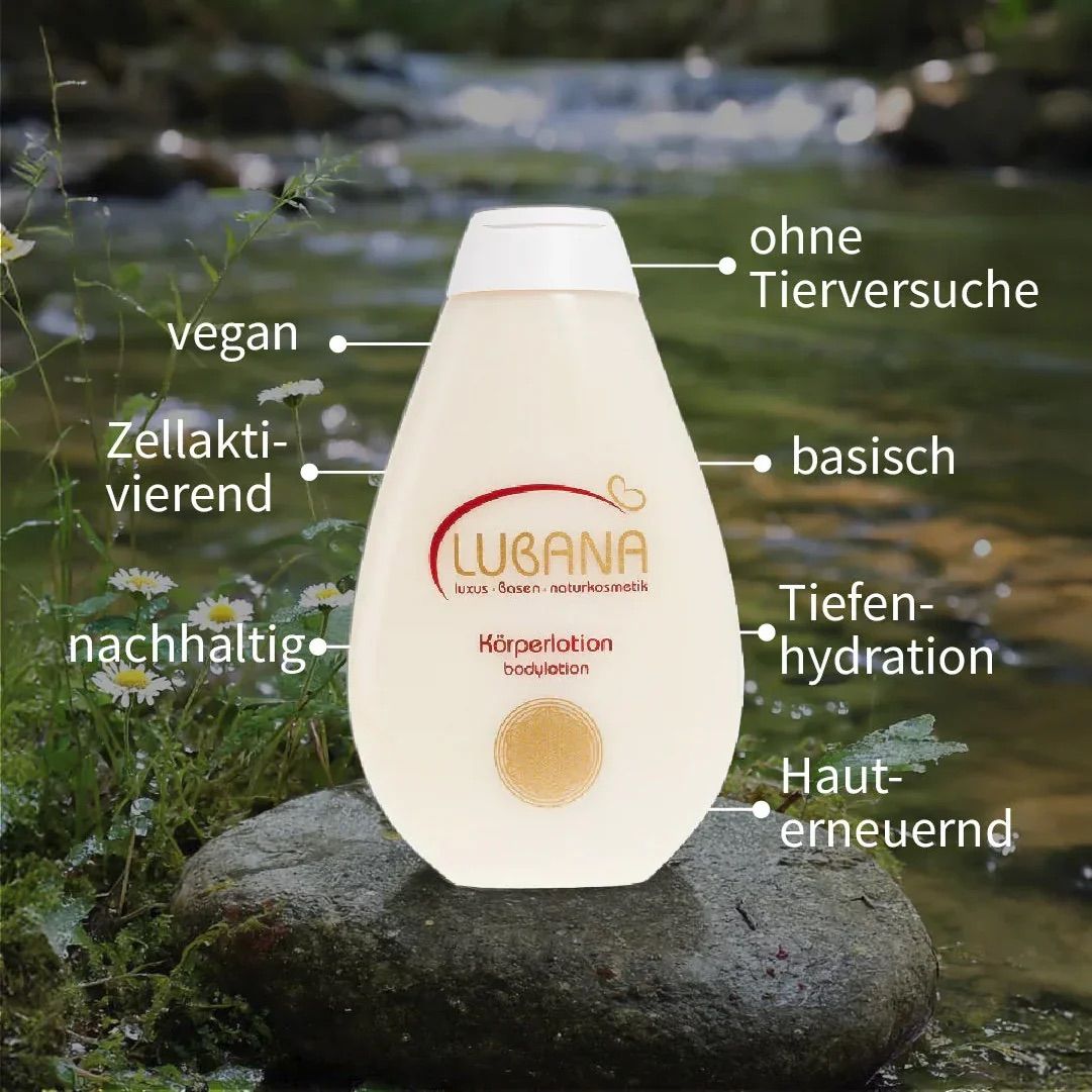 Körperlotion-Flasche auf Stein. Beschriftung: LUBANA, Körperlotion. Text: vegan, basisch, ohne Tierversuche.