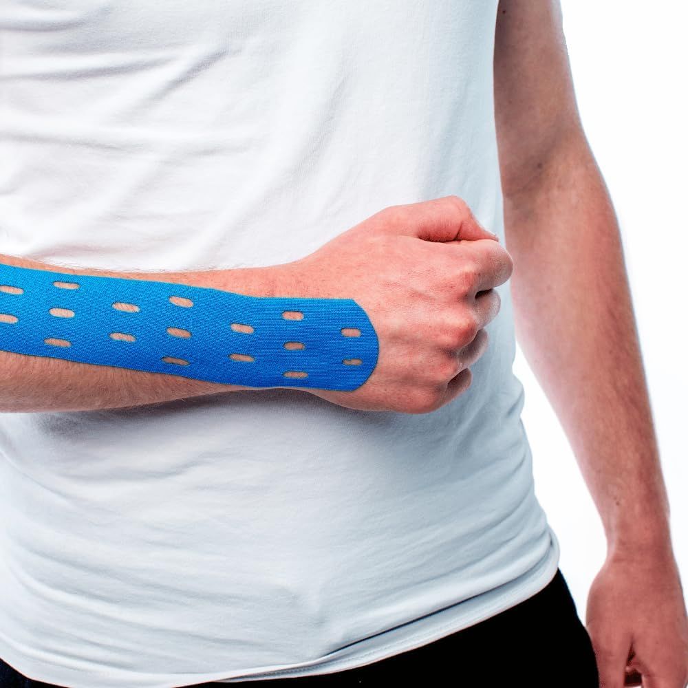Blaues Kinesiologie-Tape auf dem Unterarm eines Mannes, mit Perforationen zur Belüftung.