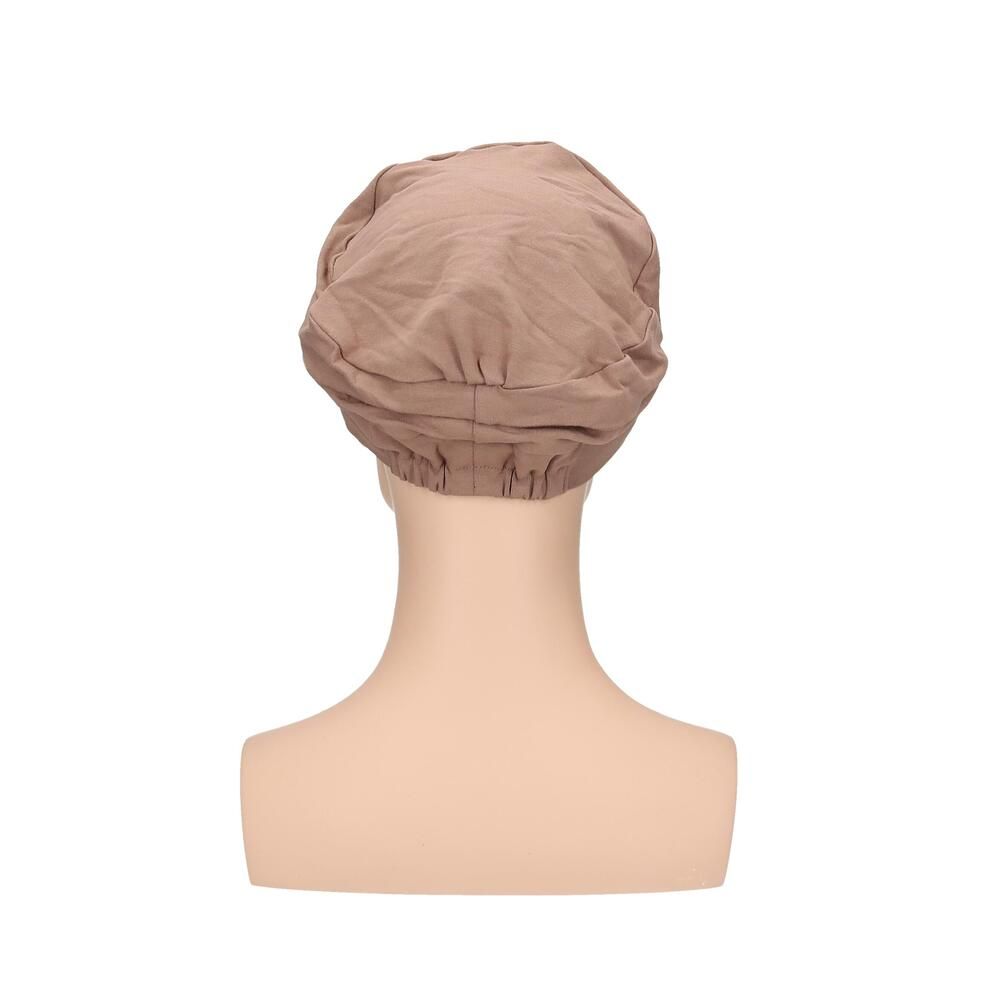 Beigefarbener Turban auf einer Schaufensterpuppe. Rückansicht. Stoff mit Falten. Elastischer Saum.
