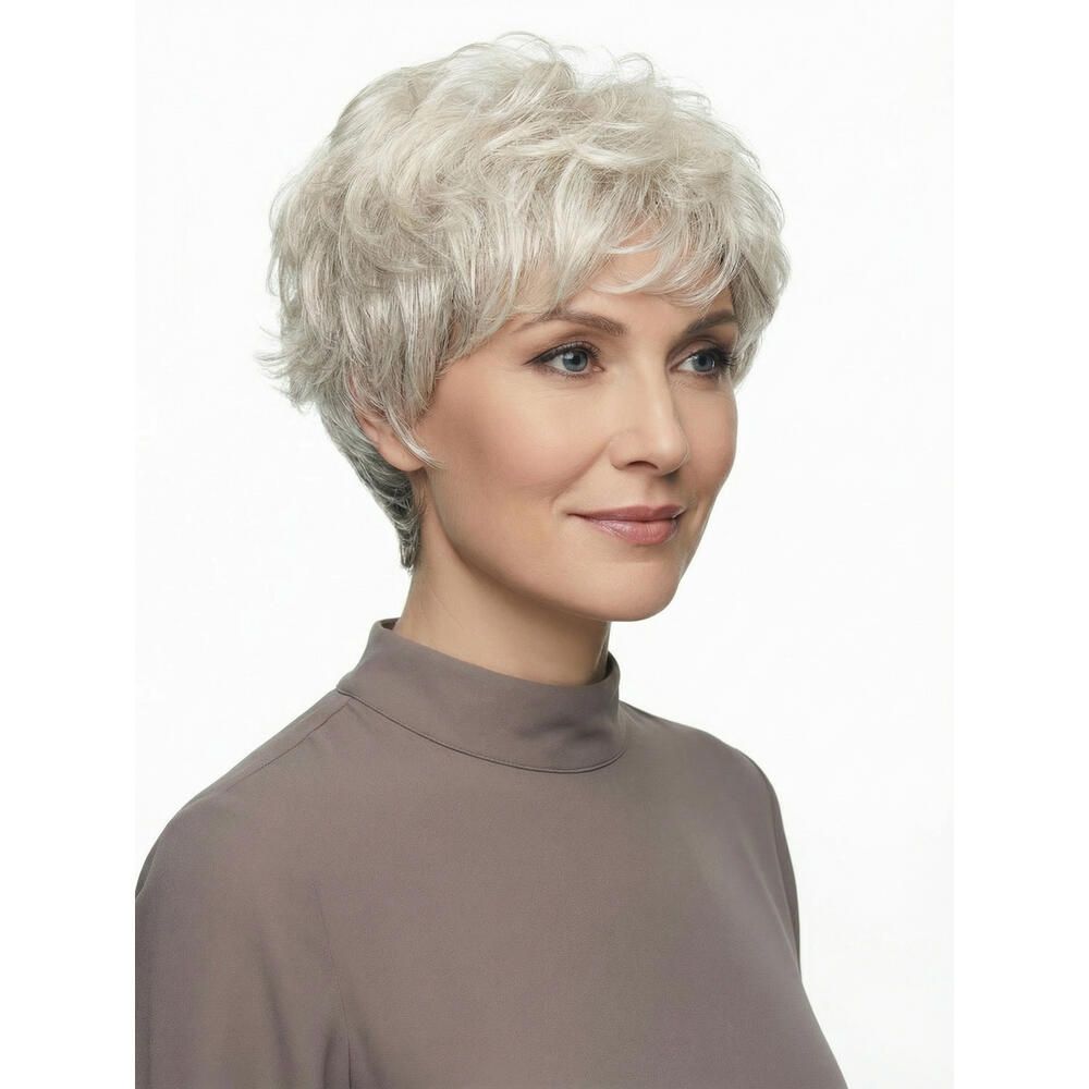 Kurzhaarperücke mit lockigem, grauem Haar. Frontale Ansicht einer Frau mit braunem Oberteil.