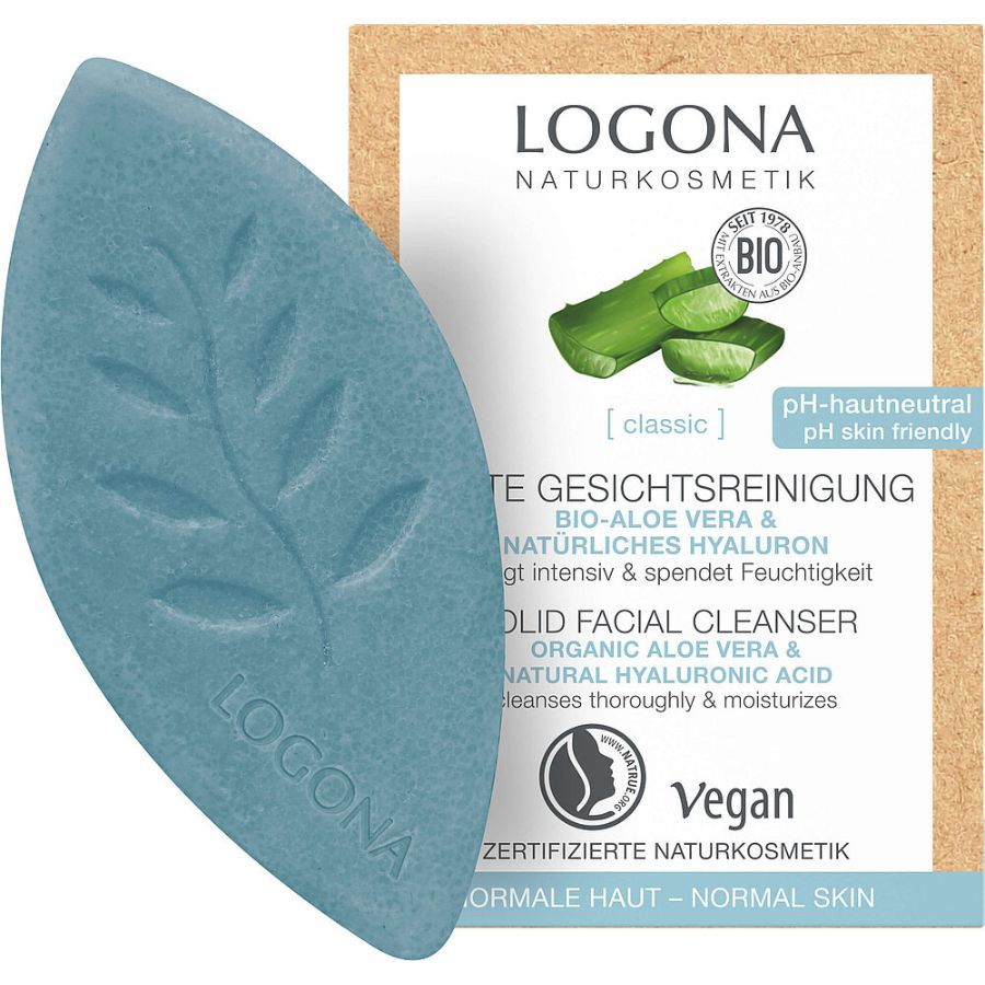 Blaues, blattförmiges festes Gesichtsreinigungsmittel mit LOGONA-Logo und Verpackung mit Produktinformationen.