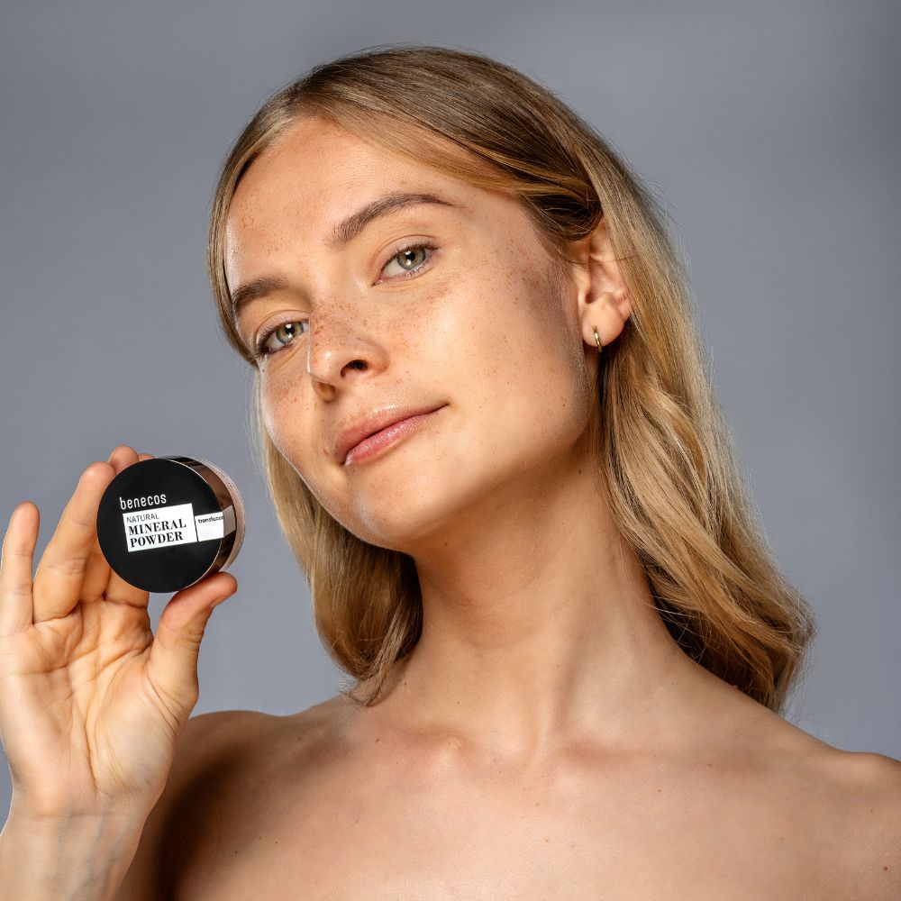 Frau hält einen Tiegel Benecos Natural Mineral Powder.