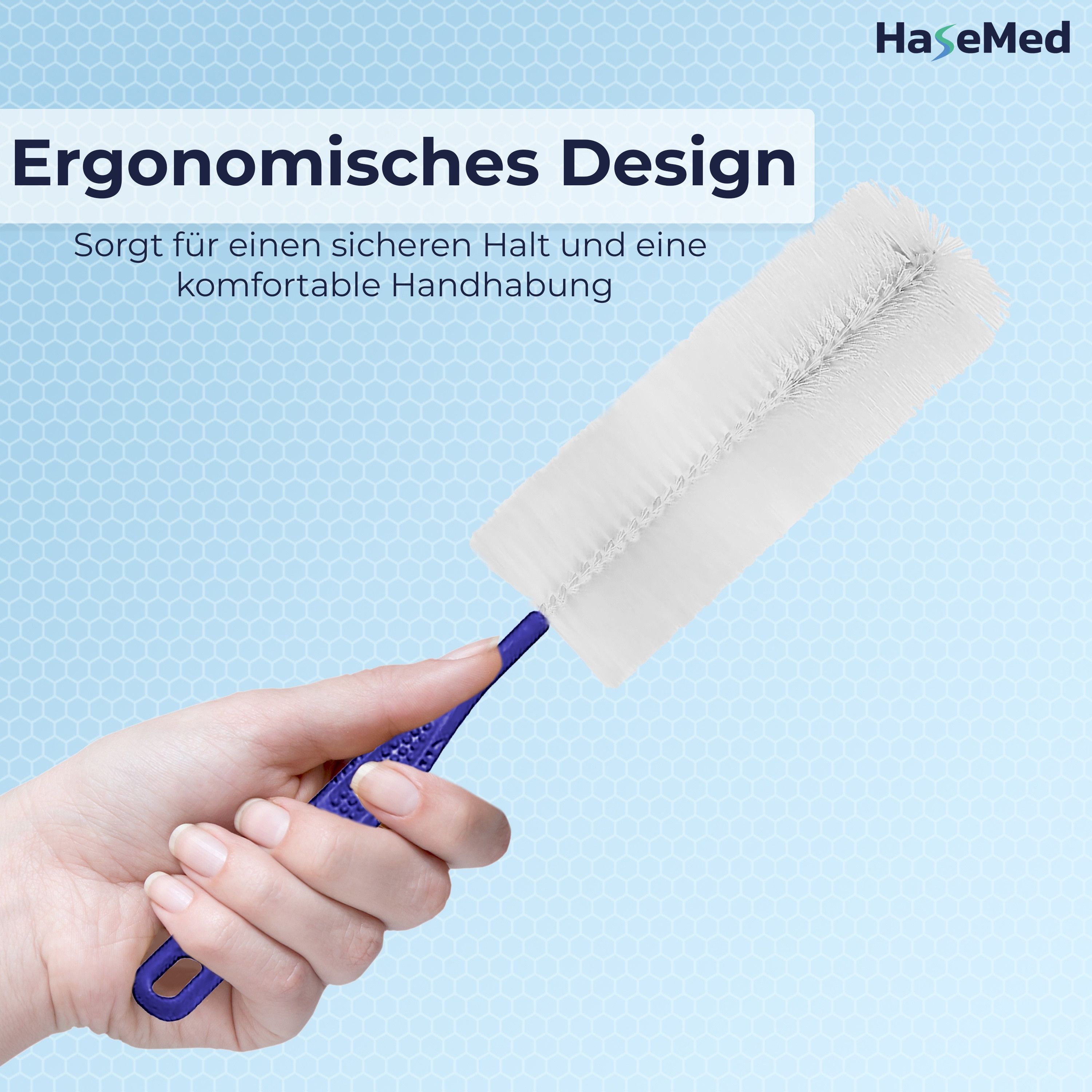 Hand hält eine Bürste mit blauem Griff. Der Bürstenkopf ist weiß. Der Hintergrund ist hellblau.