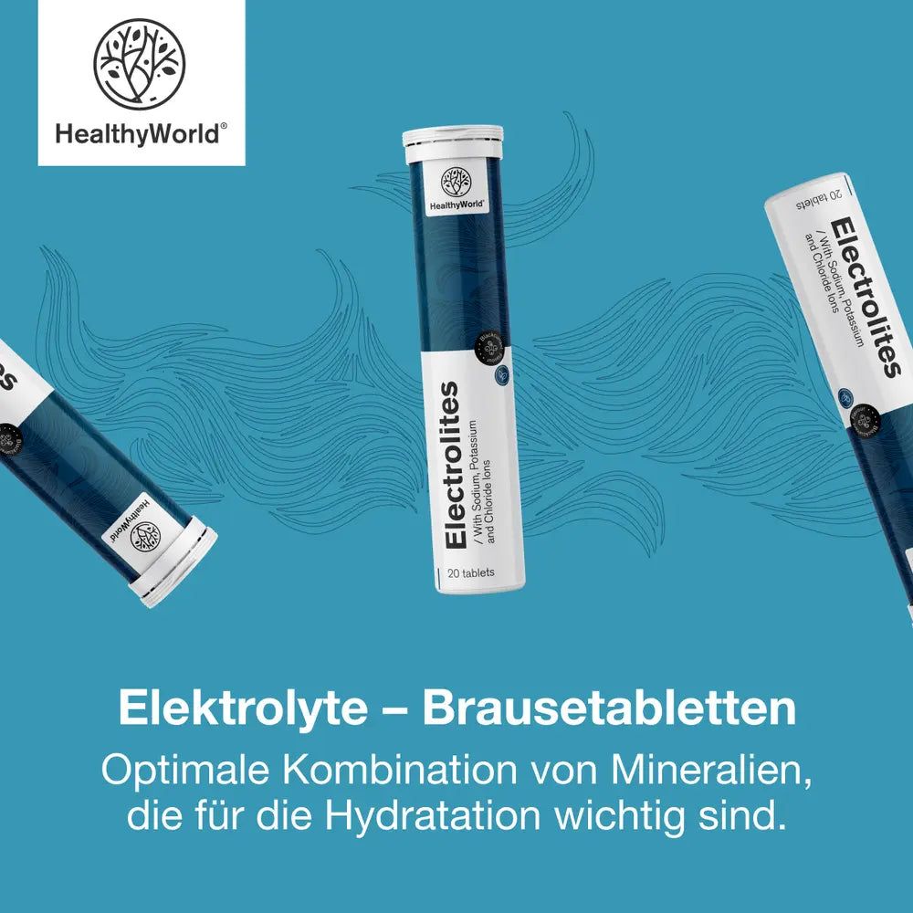 Drei Röhren mit Elektrolyt-Brausetabletten von HealthyWorld auf blauem Hintergrund.