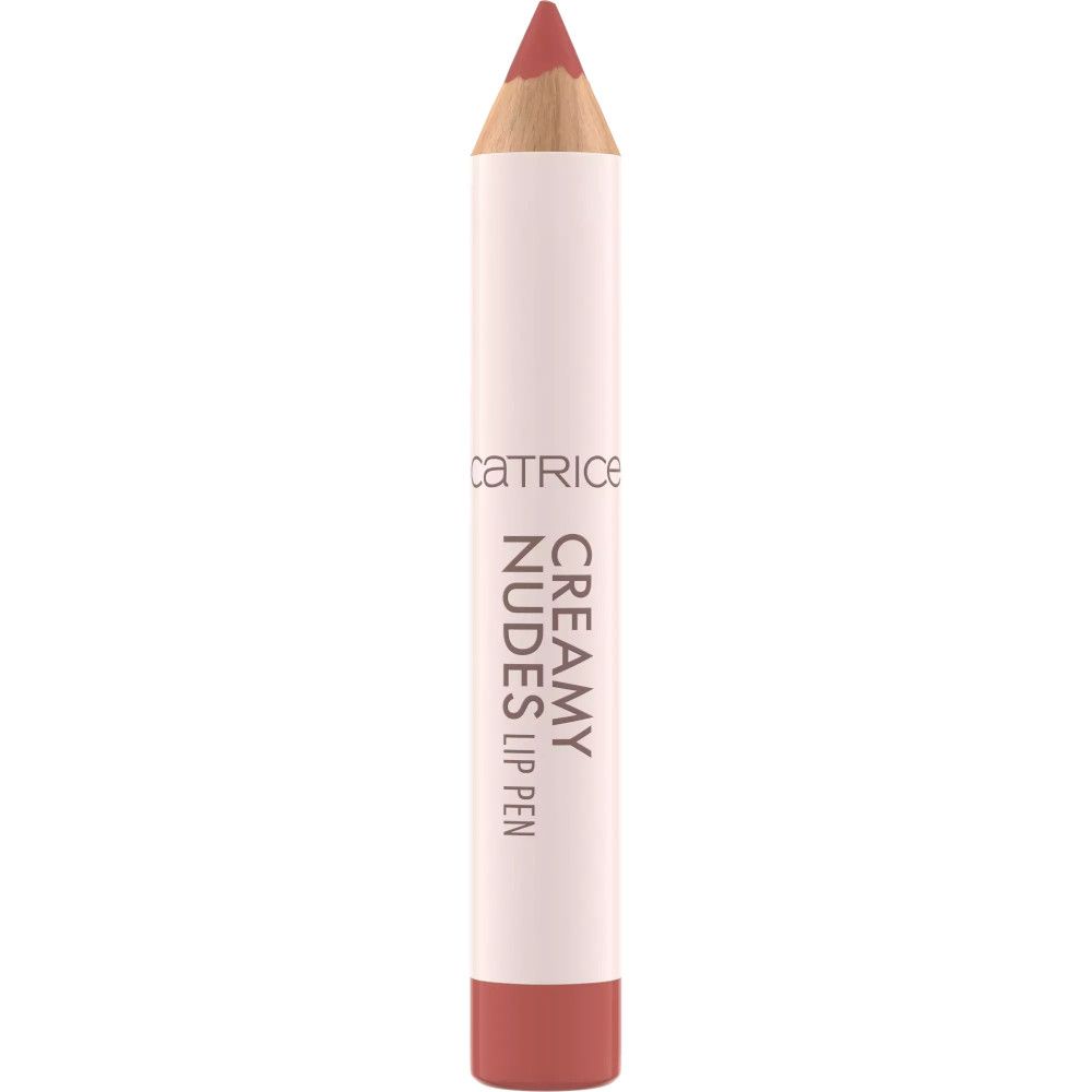 Catrice Creamy Nudes Lippenkonturenstift. Stift in Nude-Farbe mit Holzschaft. Spitze und unterer Teil in Lippenstiftfarbe.