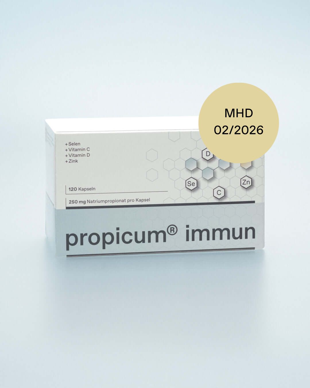 Produktverpackung mit MHD-Aufkleber. Weiße Box mit Produktnamen, Inhaltsstoffen und Logo. MHD 02/2026.