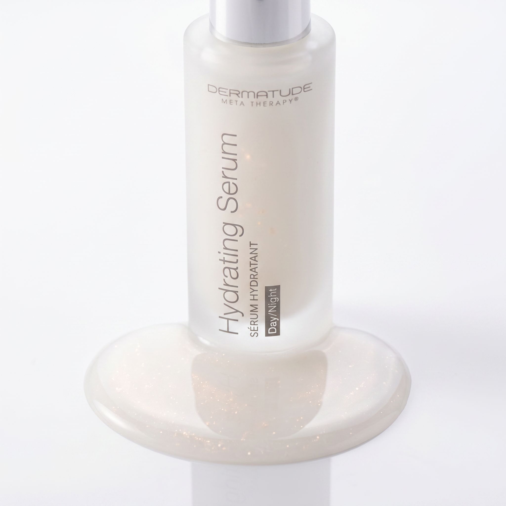 Eine Flasche feuchtigkeitsspendendes Serum mit glitzernder Flüssigkeit, die herunterläuft.