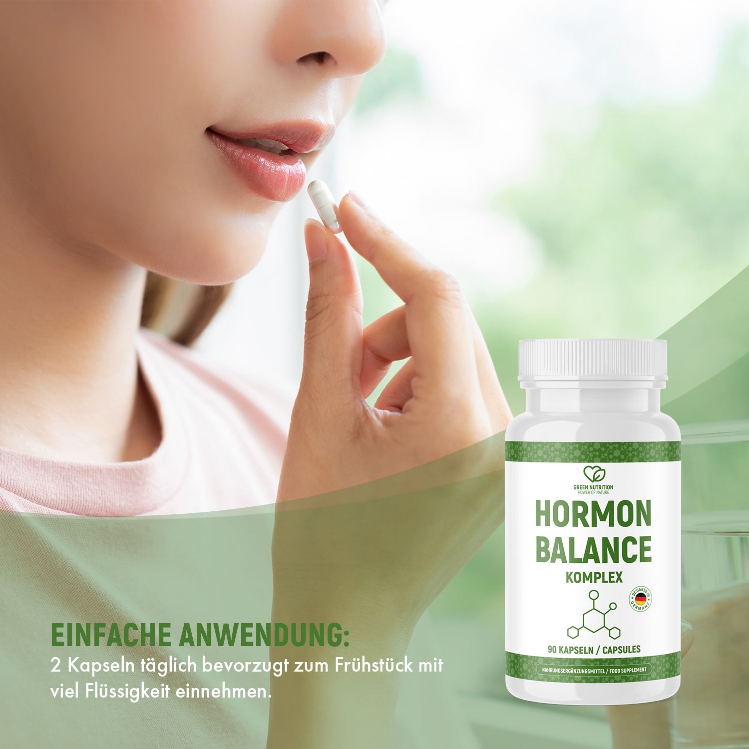 Frau nimmt Kapsel Hormonbalance Komplex von Green Nutrition ein. Flasche mit 90 Kapseln. Aufschrift: Hormon Balance Komplex.