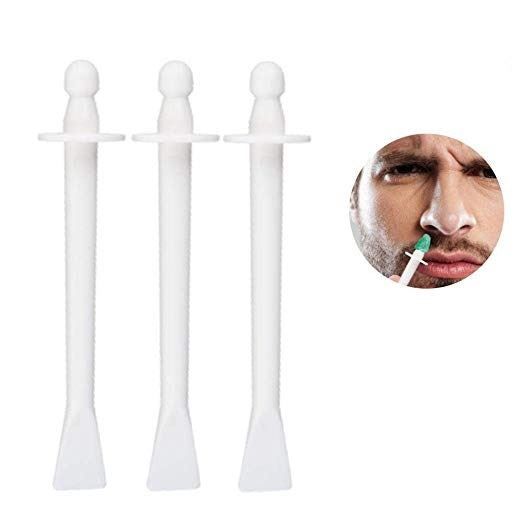 Drei weiße Nasenwachs-Sticks mit Applikator. Im Kreis: Mann mit Stick in der Nase.