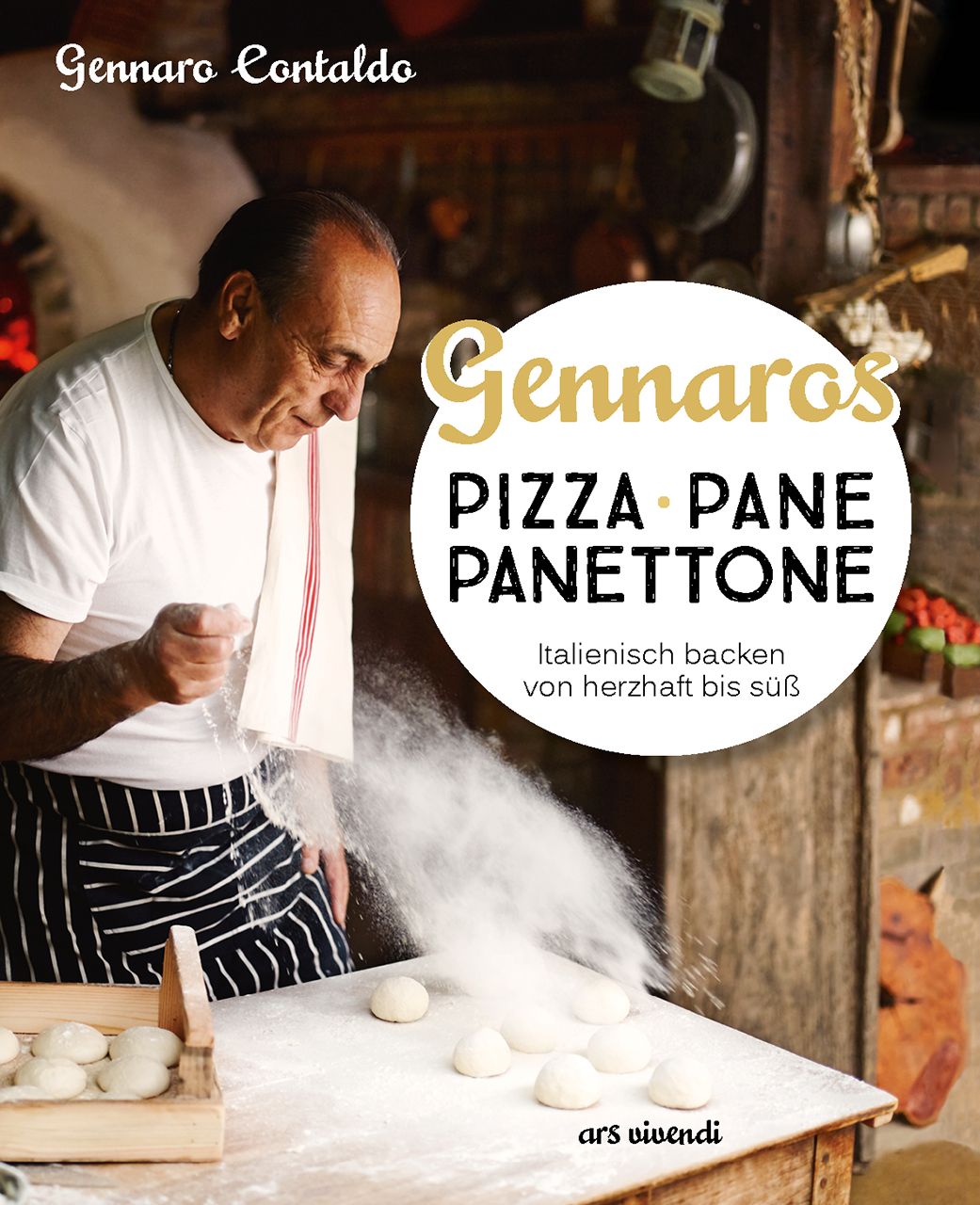 Buchcover mit Gennaro Contaldo. Titel: Gennaros Pizza, Pane, Panettone. Untertitel: Italienisch backen von herzhaft bis süß. ars vivendi.