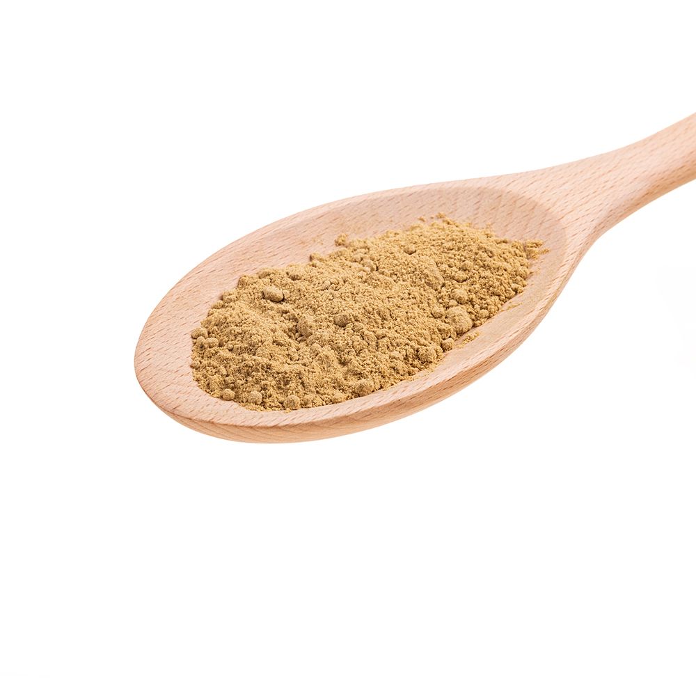 Holzlöffel mit braunem Pulver. Nahaufnahme, isoliert auf weißem Hintergrund.