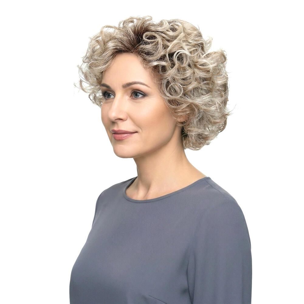 Frau mit Perücke, blond gelockt, Seitenansicht. Graues Oberteil. Blick nach links.