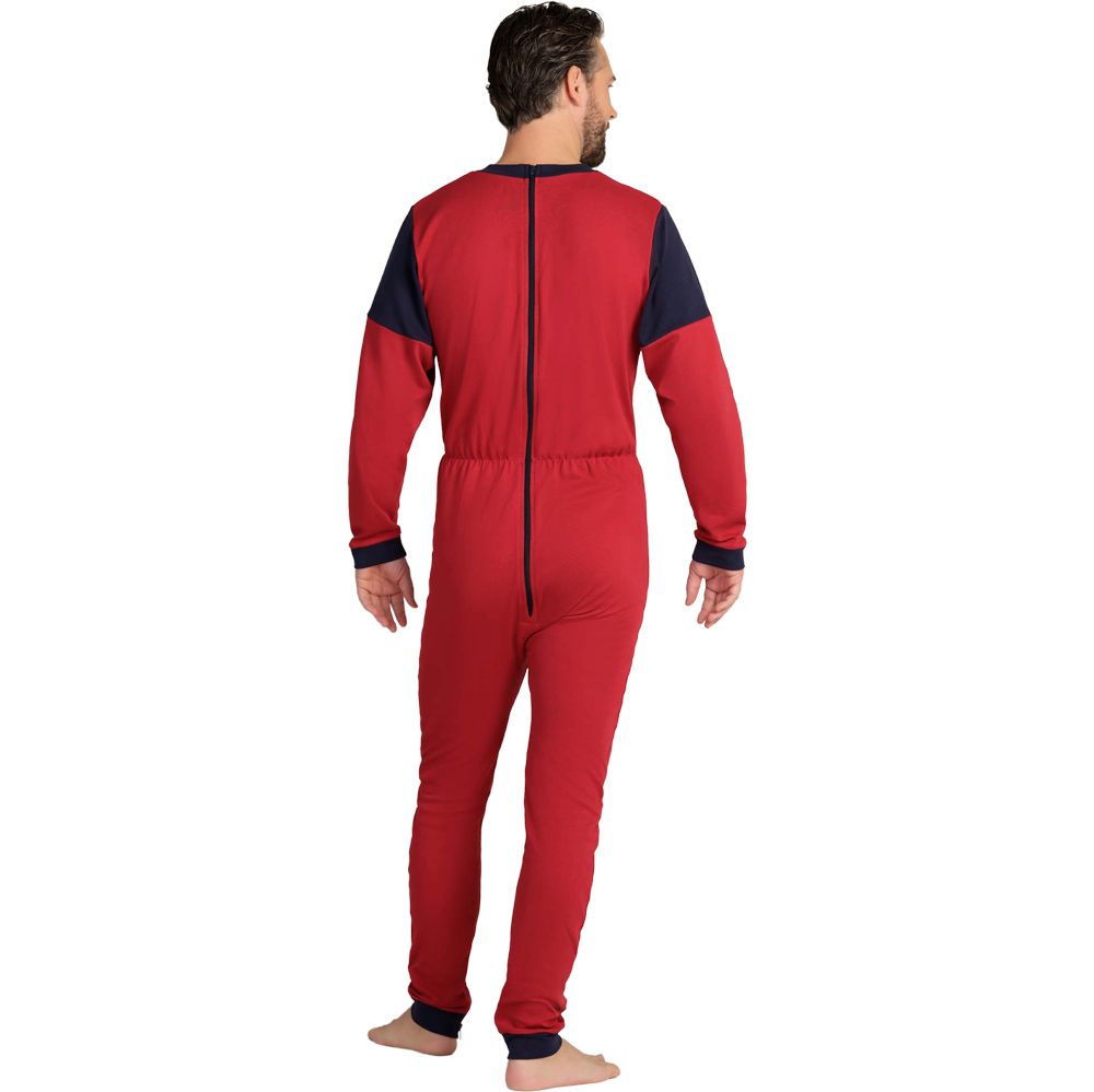 Roter Overall mit Rückenreißverschluss. Dunkelblaue Akzente an Ärmeln und Kragen. Mann von hinten.