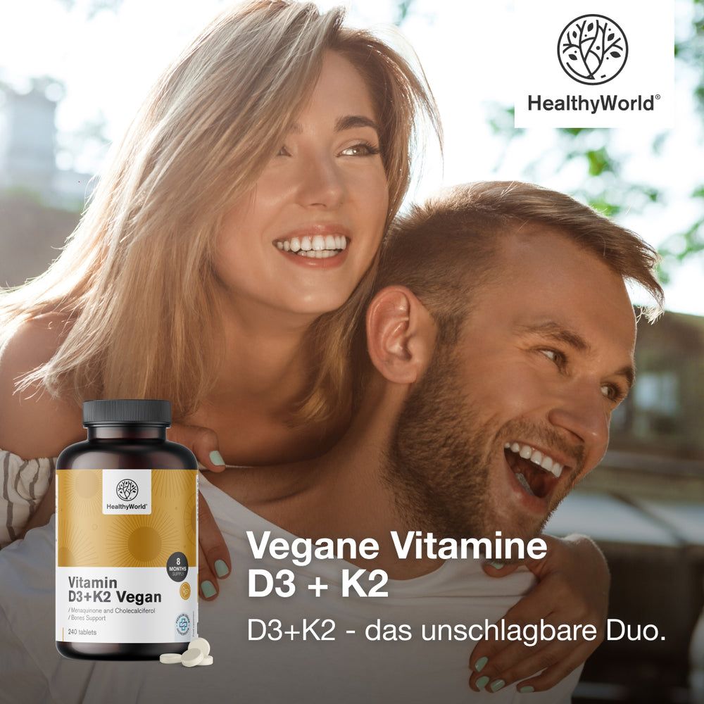 Mann trägt Frau auf dem Rücken. Daneben Flasche mit Tabletten. Aufschrift: Vegane Vitamine D3 + K2. Marke: HealthyWorld.