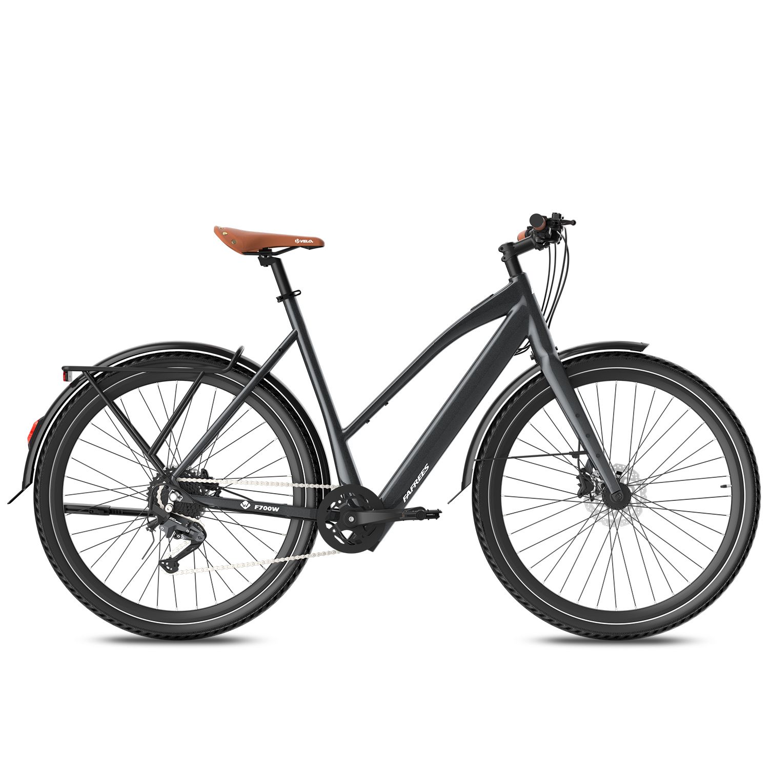 Dunkelgraues E-Bike mit braunem Sattel. Schwarze Reifen, Schutzbleche und Gepäckträger. Seitliche Ansicht.