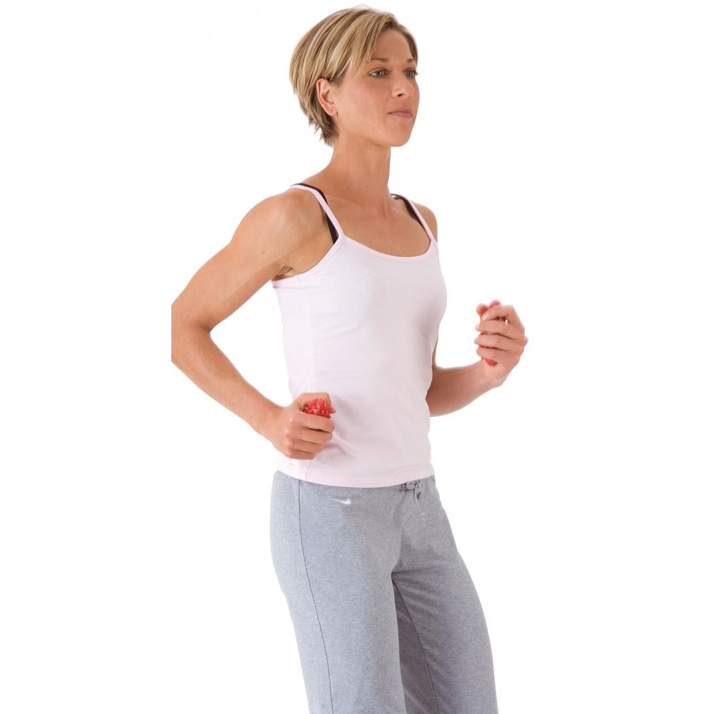 Person hält zwei rote Togu Handtrainer. Sie trägt Sportkleidung. Der Hintergrund ist weiß.