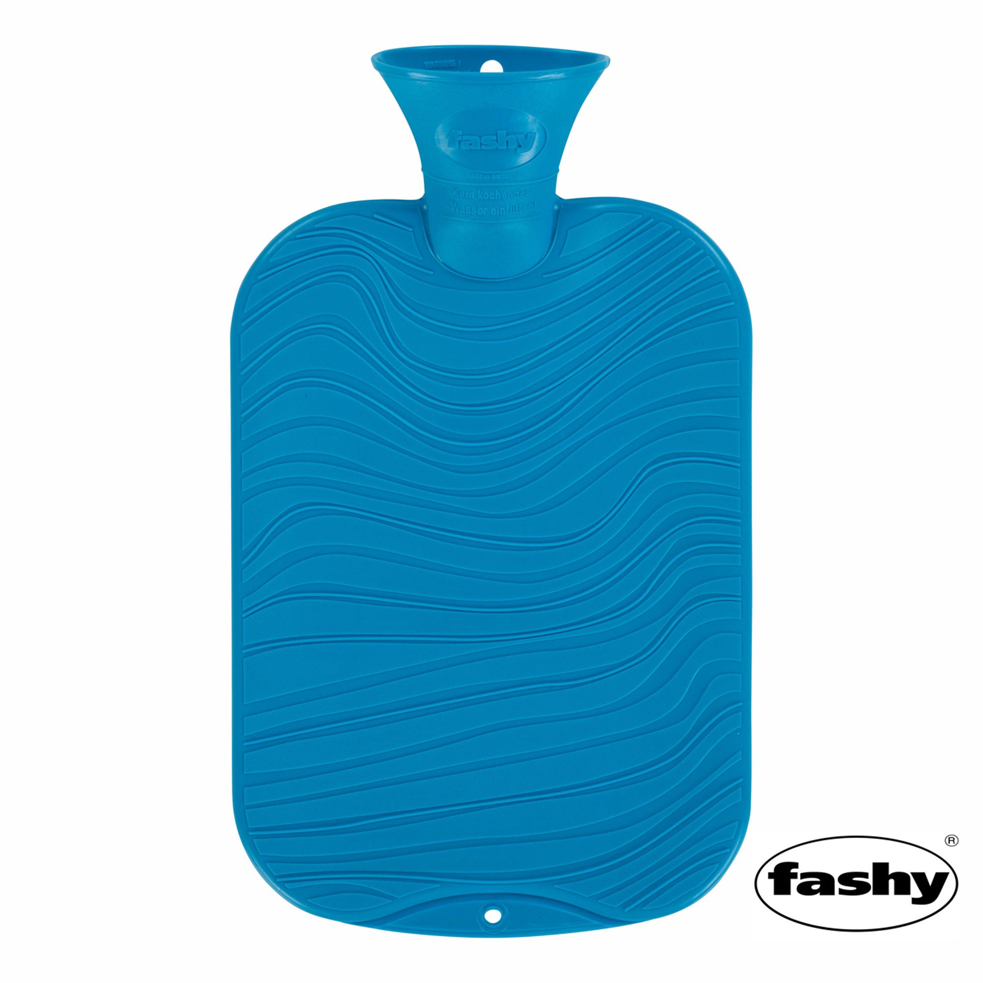 Blaue Wärmflasche mit Wellenmuster. Der Hals ist trichterförmig. Unten rechts ist das Logo von Fashy.